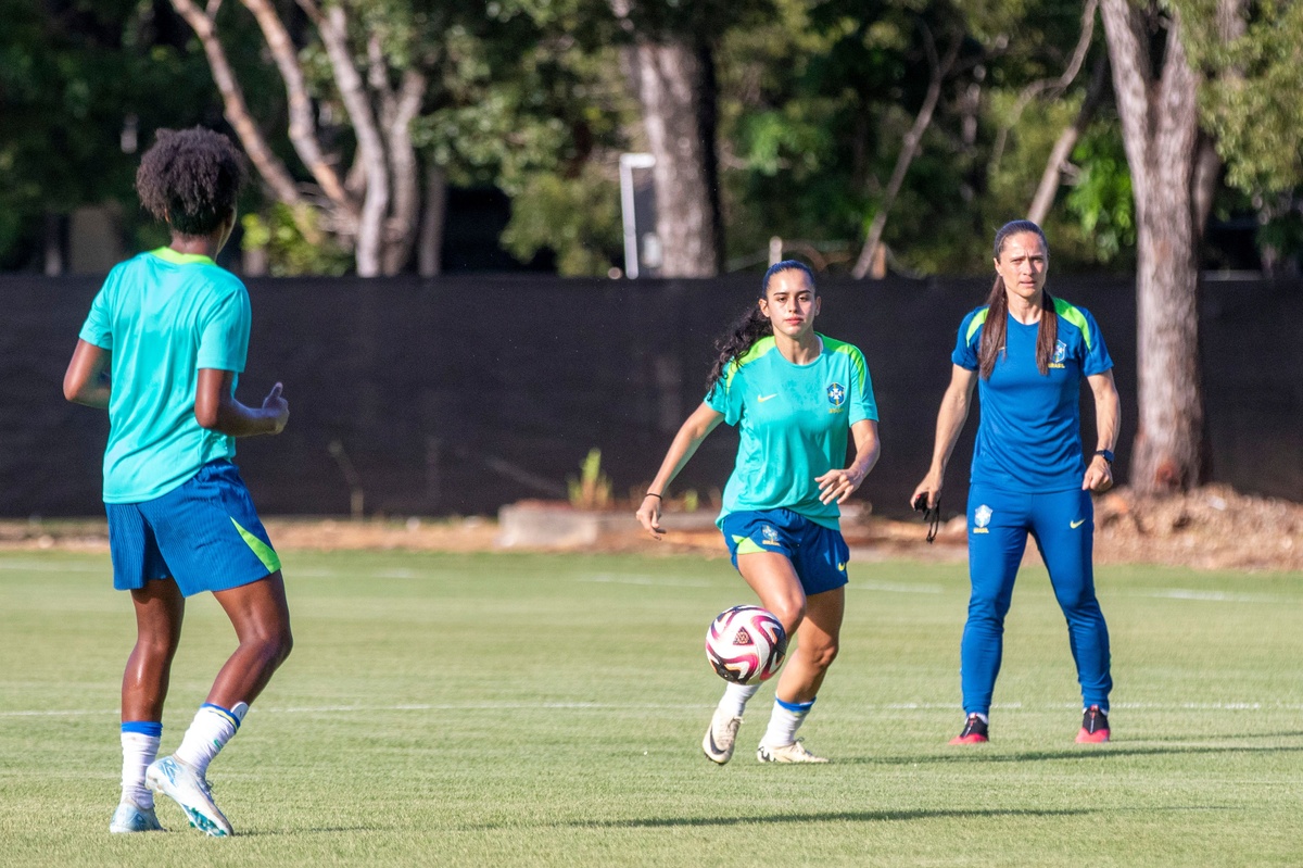 **: Treinadora Simone Jatobá destaca preparação intensa para o confronto inicial.
