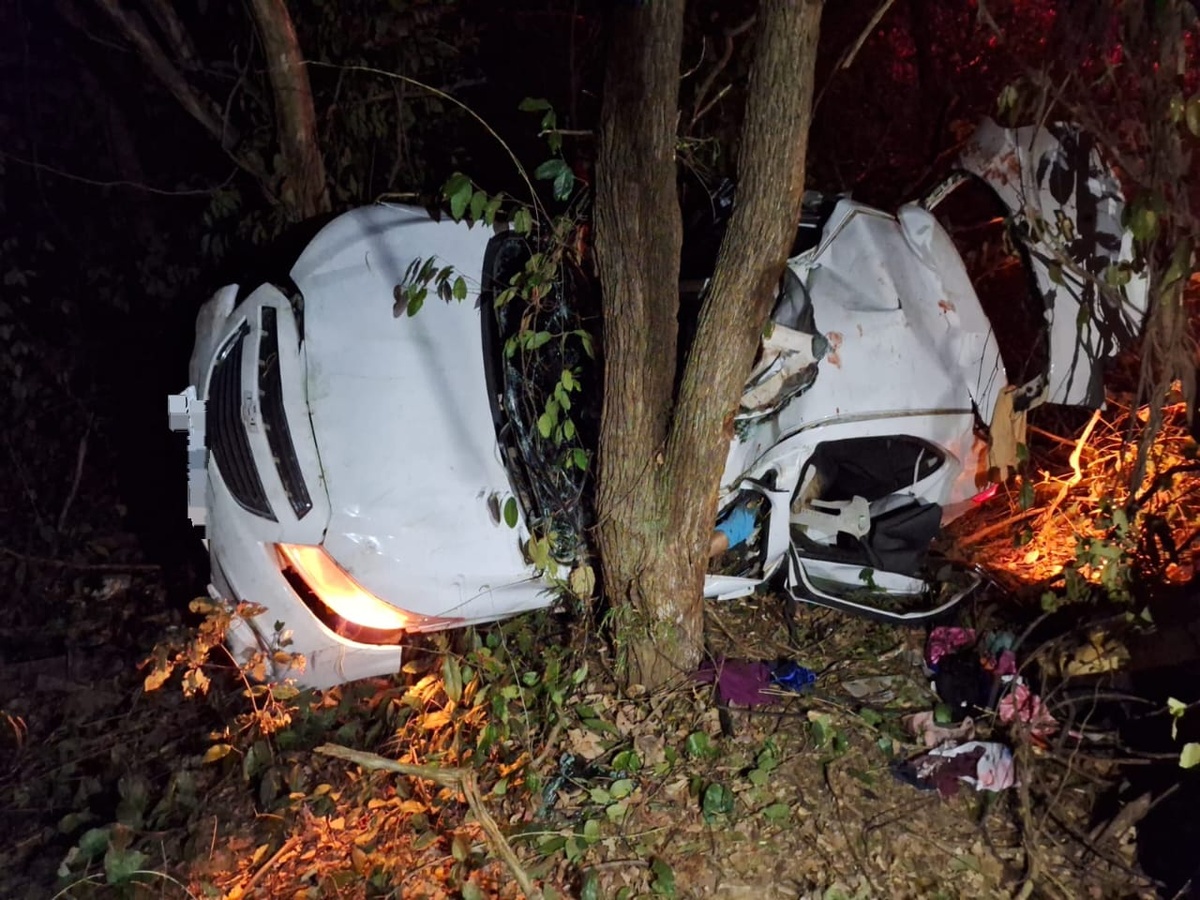 Veículo saiu da pista e colidiu com objeto