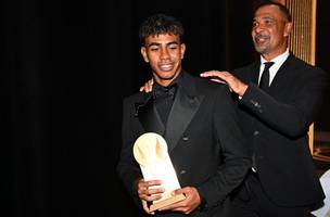 Yamal é o jogador mais jovem a ser eleite como vencedor do Troféu Kopa• Divulgação / Ballon D'Or (Foto: • Divulgação / Ballon D'Or)
