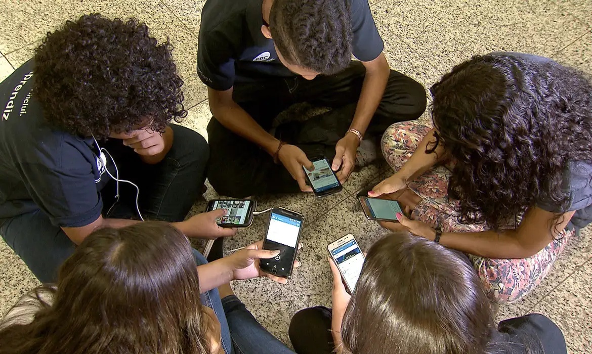 86% dos brasileiros apoiam restrição de celular nas escolas