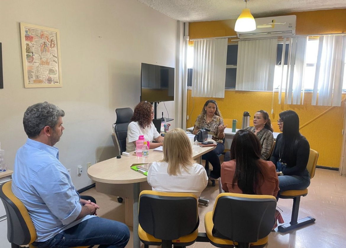 A futura secretaria Eliane Nogueira em reunião na Semcasp