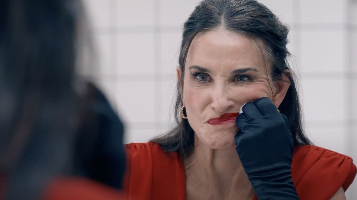 A Substância, com Demi Moore, estreou nas plataformas digitais