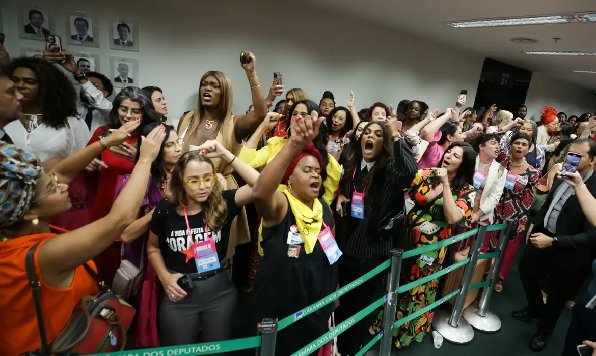 aprova PEC que proíbe aborto legal