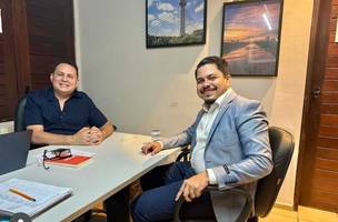 Atrevimento: o investigado e o investigador. Que parceria!!!! (Foto: Reprodução)