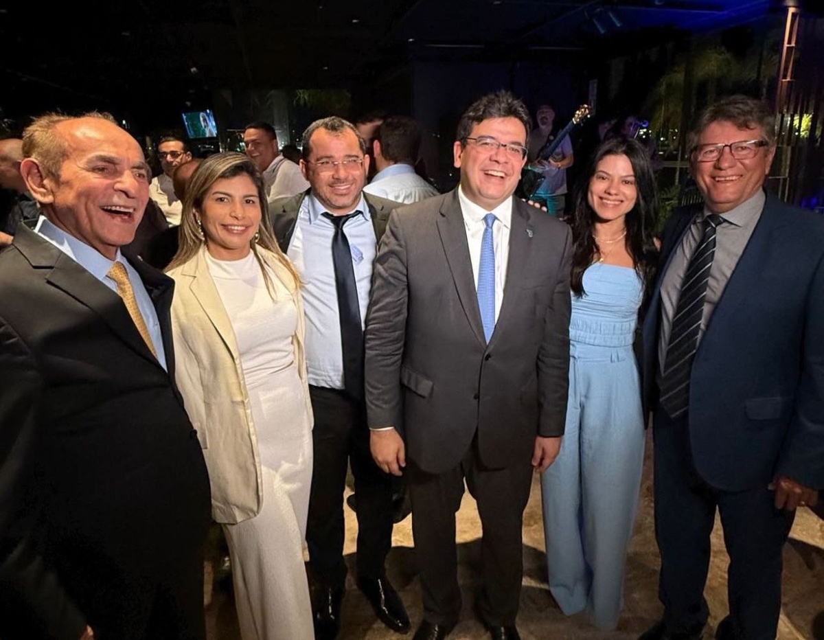 Avelar, à direita, proximo de Rafael. O sorriso mostra o prazer de ter novo mandato