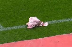 Cabeça de porco é arremessada no campo durante Corinthians x Palmeiras (Foto: Reprodução/Premiere))