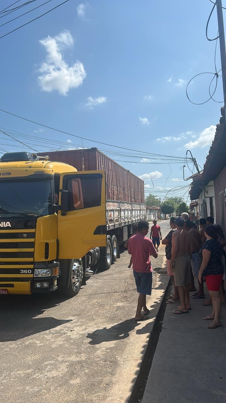 Caminhão derruba fiação