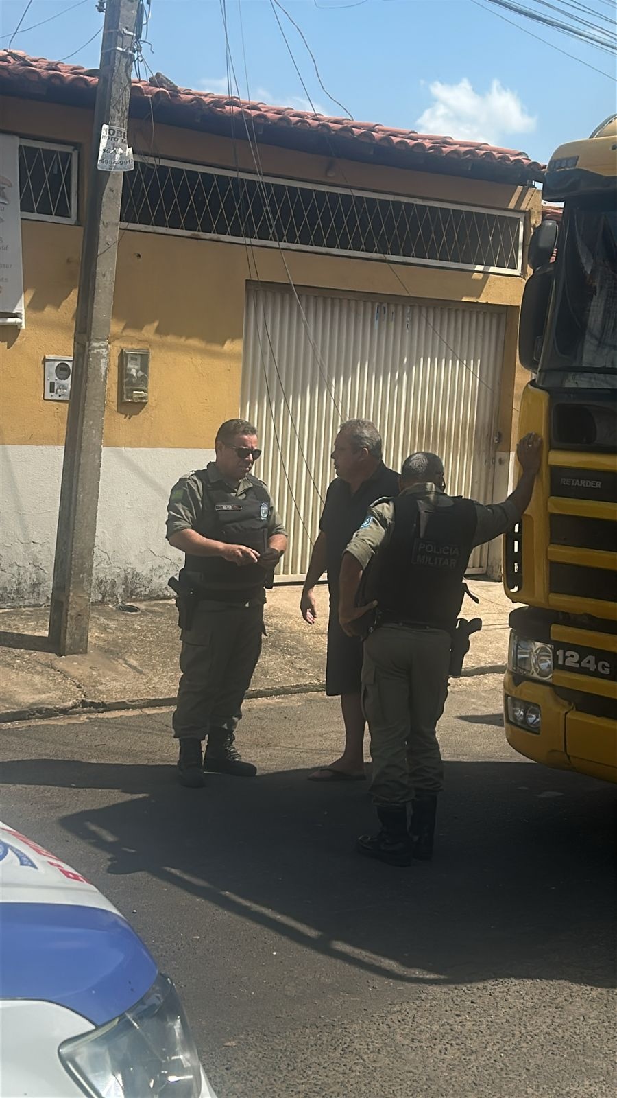 Caminhão derruba fiação