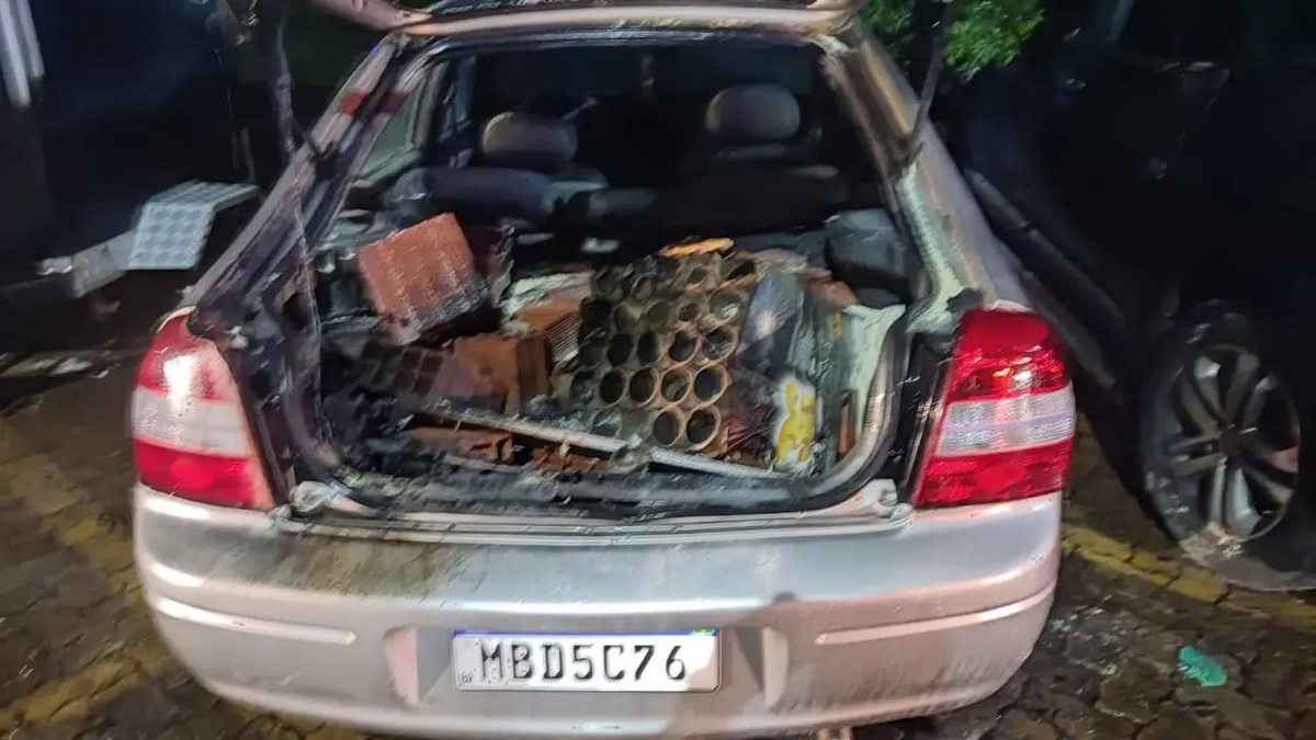 Carro encontrado no local