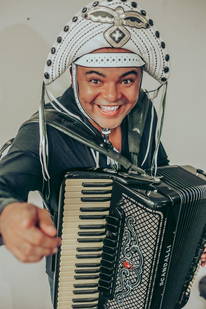 Chambinho do Acordeon se apresenta no Palco Nego Bispo às 21h na Potycababa.