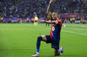 Comemoração de Raphinha na vitória do Barcelona sobre o Espanyol (Foto: Josep Lago / AFP)