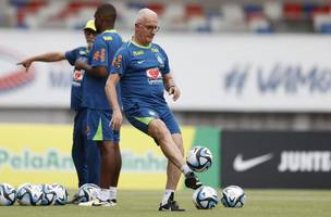 Dorival Júnior comandando treino da Seleção no Mangueirão, em Belém (Foto: Rafael Ribeiro/CBF)