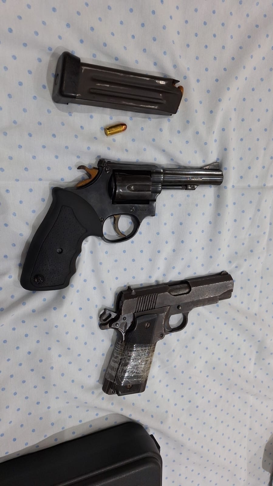 Durante o cumprimento das ações a polícia apreendeu armas e outros materiais ilícitos