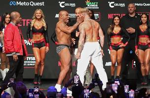 Jake Paul provoca Mike Tyson e é agredido durante pesagem. (Foto: Reprodução/Christian Petersen / GETTY IMAGES NORTH AMERICA / Getty Images via AFP)