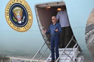 Joe Biden desembarcando em Manaus (Foto: SAUL LOEB / AFP)