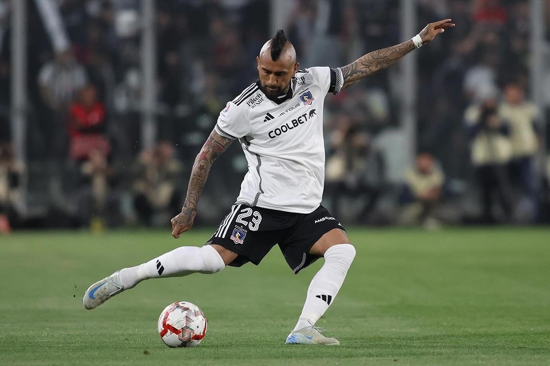Jogador do Colo-Colo é denunciado por ataque a mulher durante festa com colegas.