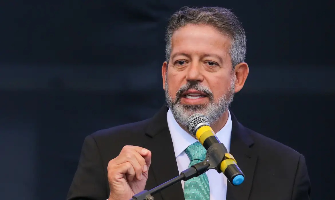 Lira critica indiciamento de deputados pela PF e cita ditadura militar.