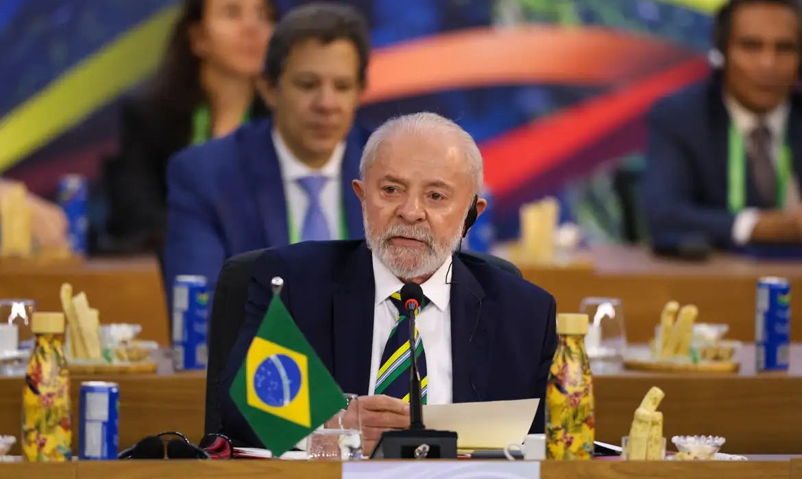 Lula e príncipe herdeiro de Abu Dhabi assinam acordo durante agenda bilateral.