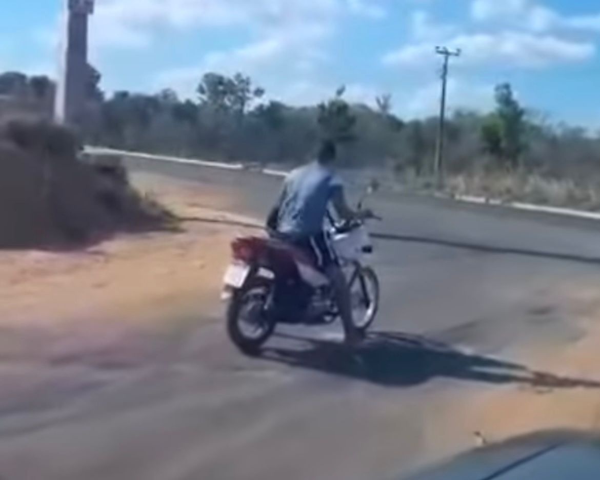 Motociclista quase é atropelado por ônibus da cantora Márcia Felipe em Timon