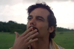 O ator Wagner Moura interpreta Pablo Escobar, em 'Narcos', série da Netflix. (Foto: Reprodução)