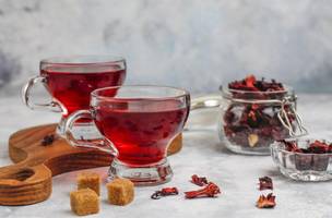 O chá de hibisco é feito com cálice seco de hibisco e oferece vitamina C e ação antioxidante• azerbaijan_stockers/Freepik (Foto: • azerbaijan_stockers/Freepik)