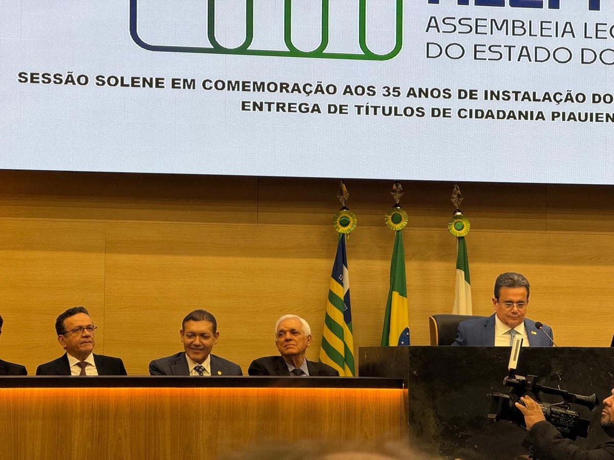 O ministro do STF, Kassio Nunes Marques, na entrega de titulos na Alepi.