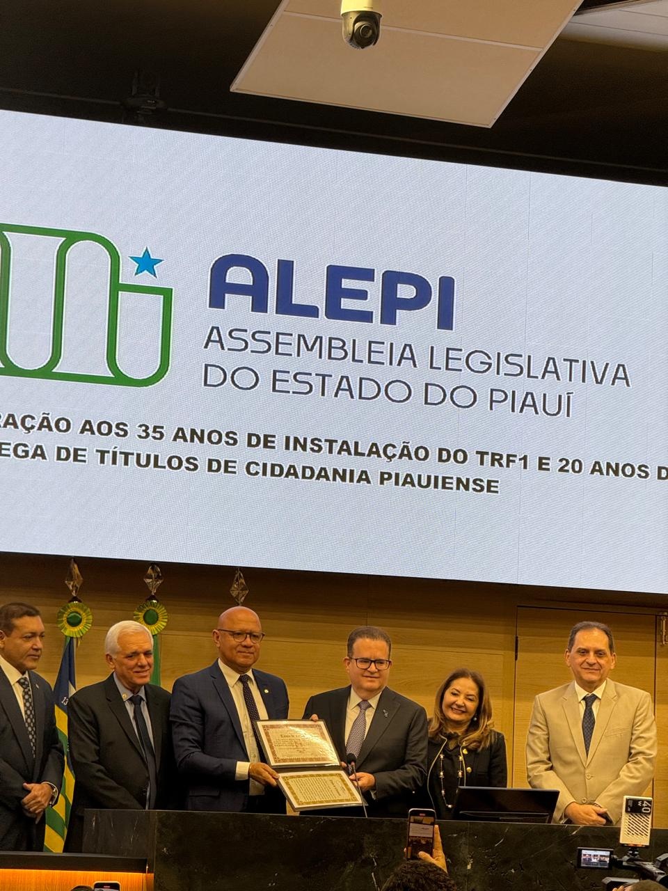 O presidente Franze com ministros de tribunais superiores.