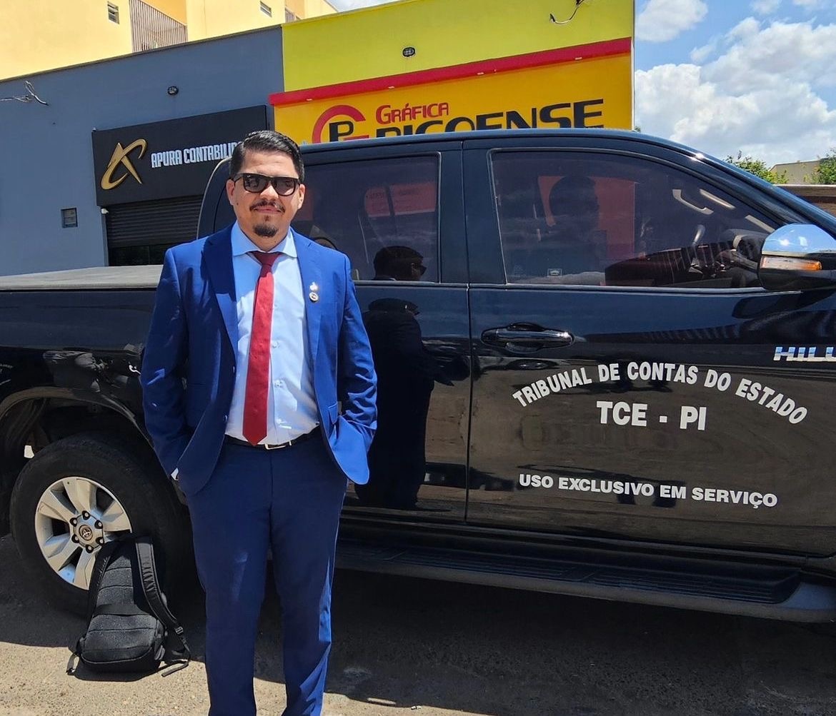 Olha o visitante do investigado. E, ao que parece, anunciando parceria