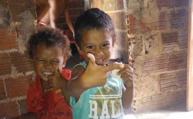 Os irmãos João Miguel da Silva, de 7 anos, e Ulisses Gabriel da Silva, de 8 anos