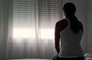 Pobreza está relacionado a maior incidência de transtornos mentais, como depressão e ansiedade• Alvaro Medina Jurado/GettyImages (Foto: • Alvaro Medina Jurado/GettyImages)