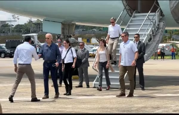 Presidente americano Joe Biden chega a Manaus acompanhado da filha Ashley Biden e da neta Natalie Biden