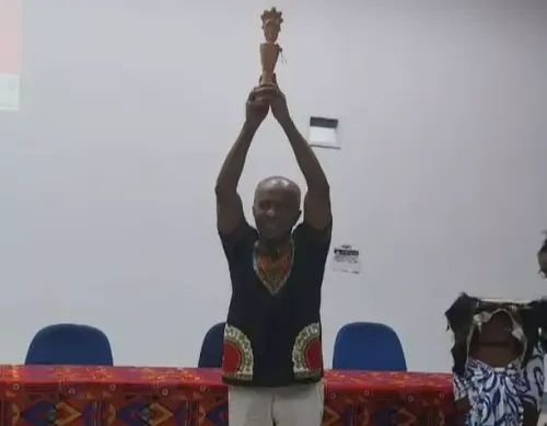 Professor da Uespi recebe o Prêmio Griots 2024 por sua contribuição cultural.