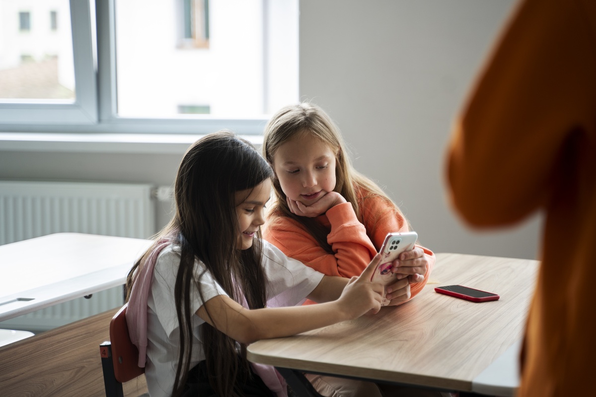 Proposta busca restringir uso de dispositivos eletrônicos nas escolas para proteger saúde mental dos alunos.
