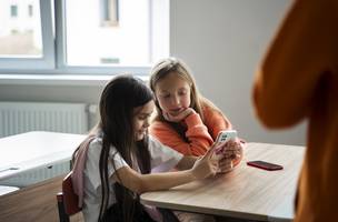 Proposta busca restringir uso de dispositivos eletrônicos nas escolas para proteger saúde mental dos alunos. (Foto: Reprodução/Freepik/Imagem ilustrativa)