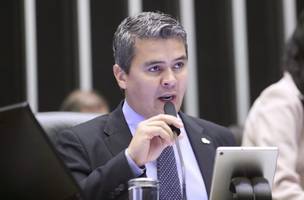 Proposta limita acesso a dispositivos até os dez anos, exceto em casos pedagógicos e de saúde. (Foto: Reprodução/Zeca Ribeiro / Câmara dos Deputados)