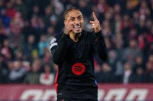 Raphinha comemora gol na goleada do Barcelona contra o Estrela Vermelha• Divulgação / Barcelona (Foto: • Divulgação / Barcelona)