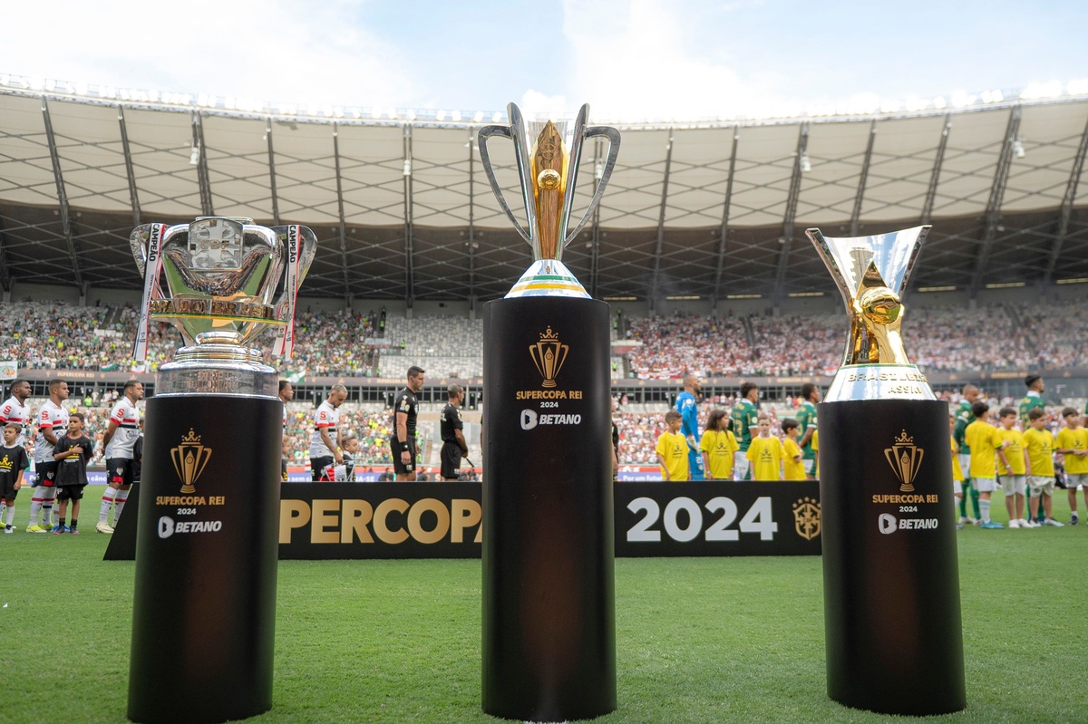 Taças da Copa Betano do Brasil, da Supercopa Rei Betano e do Brasileirão Betano.