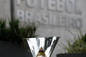 Troféu do Brasileirão Betano. (Foto: Reprodução/Lívia Villas Boas / CBF)