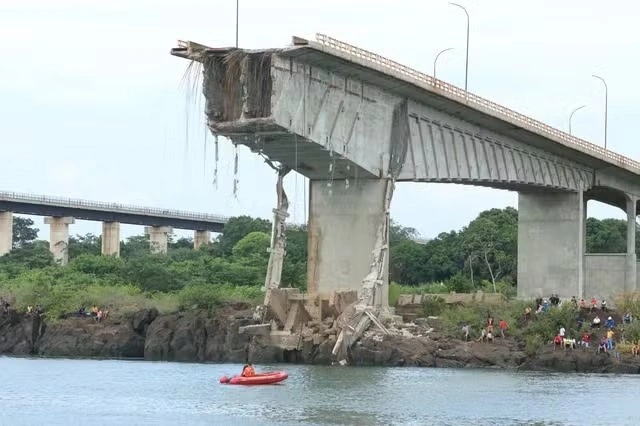 A queda da ponte em resultou em 11 mortes confirmadas e 6 desaparecidos.
