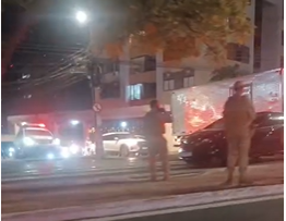 Acidente entre carro e motocicletas na avenida João XVII