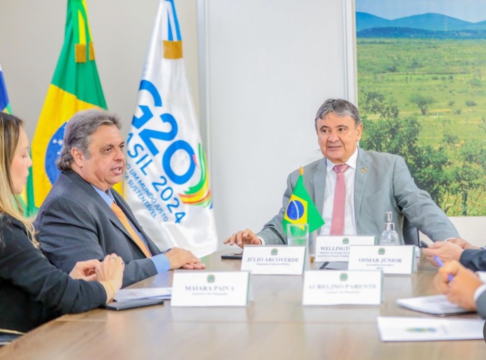 Ainda não se faz leitura dos gestos (labiais) na fotos?