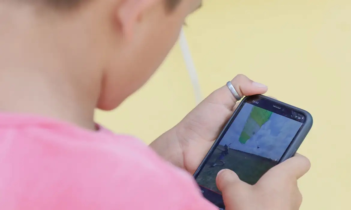aprova projeto para restringir uso de celular em escolas