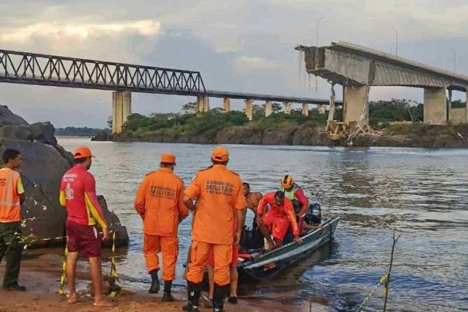 Bombeiros no local onde a ponte desabou