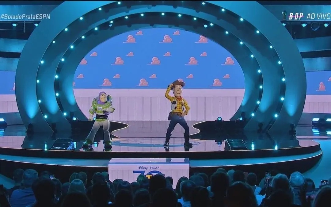 Buzz Lightyear e Woody, do filme Toy Story, no palco da premiação do Bola de Prata.