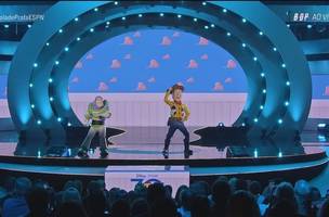 Buzz Lightyear e Woody, do filme Toy Story, no palco da premiação do Bola de Prata. (Foto: Reprodução)