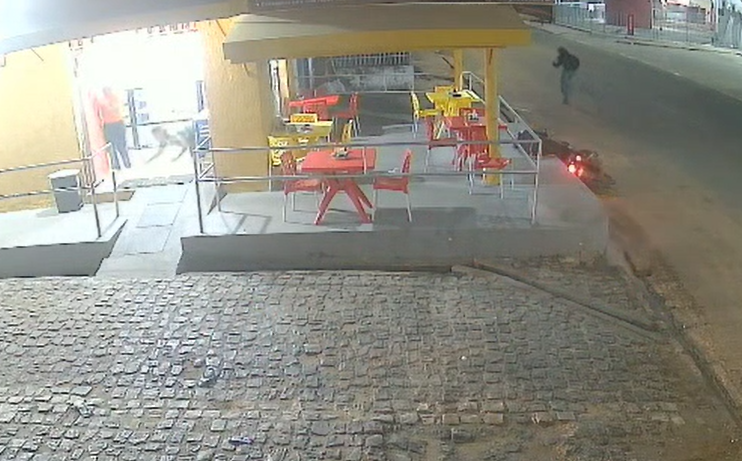 Câmeras de segurança flagraram o momento