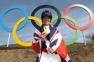 Charlotte Dujardin com a medalha de ouro do adestramento na Olimpíada de 2016, no Rio• David Rogers/Getty Images (Foto: • David Rogers/Getty Images)