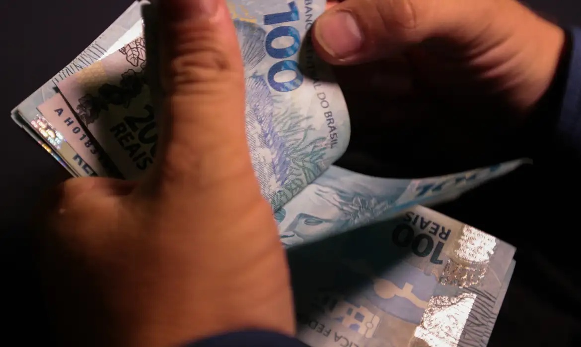Com a implementação da nova fórmula, o salário mínimo de 2025 deverá ser de R$ 1.518.