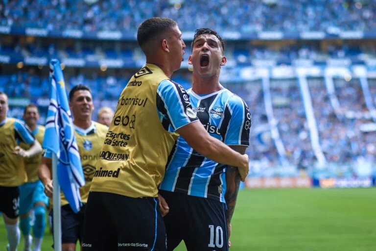 Cristaldo comemora gol diante do São Paulo