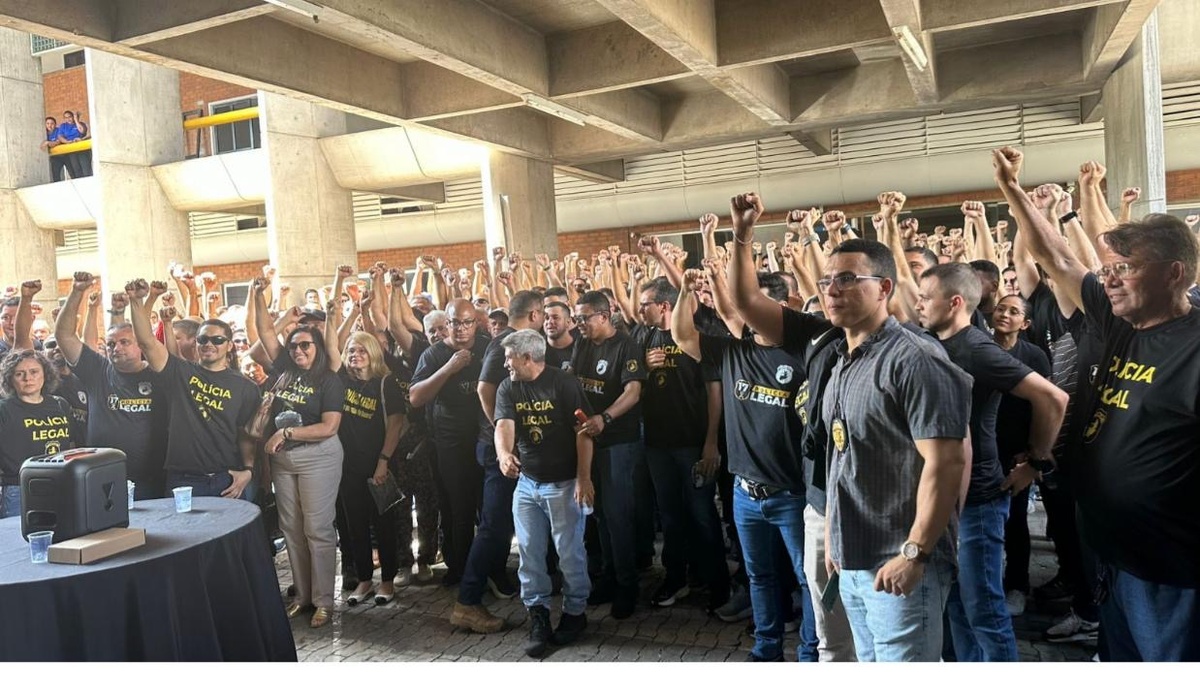 Deputados e “graduados” da Alepi ficaram com medo dessa multidão de policiais. Mas nao era operação da PF.  São agentes da civil